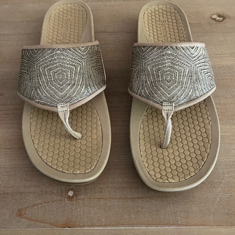 BareTraps Women's Dasie Platform Sandals Thong FlipFlop Shoe Gold Size 11M